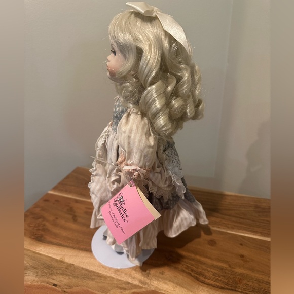 1990’s - 14” Paradise Galleries Porcelain Doll - Picture 4 of 5